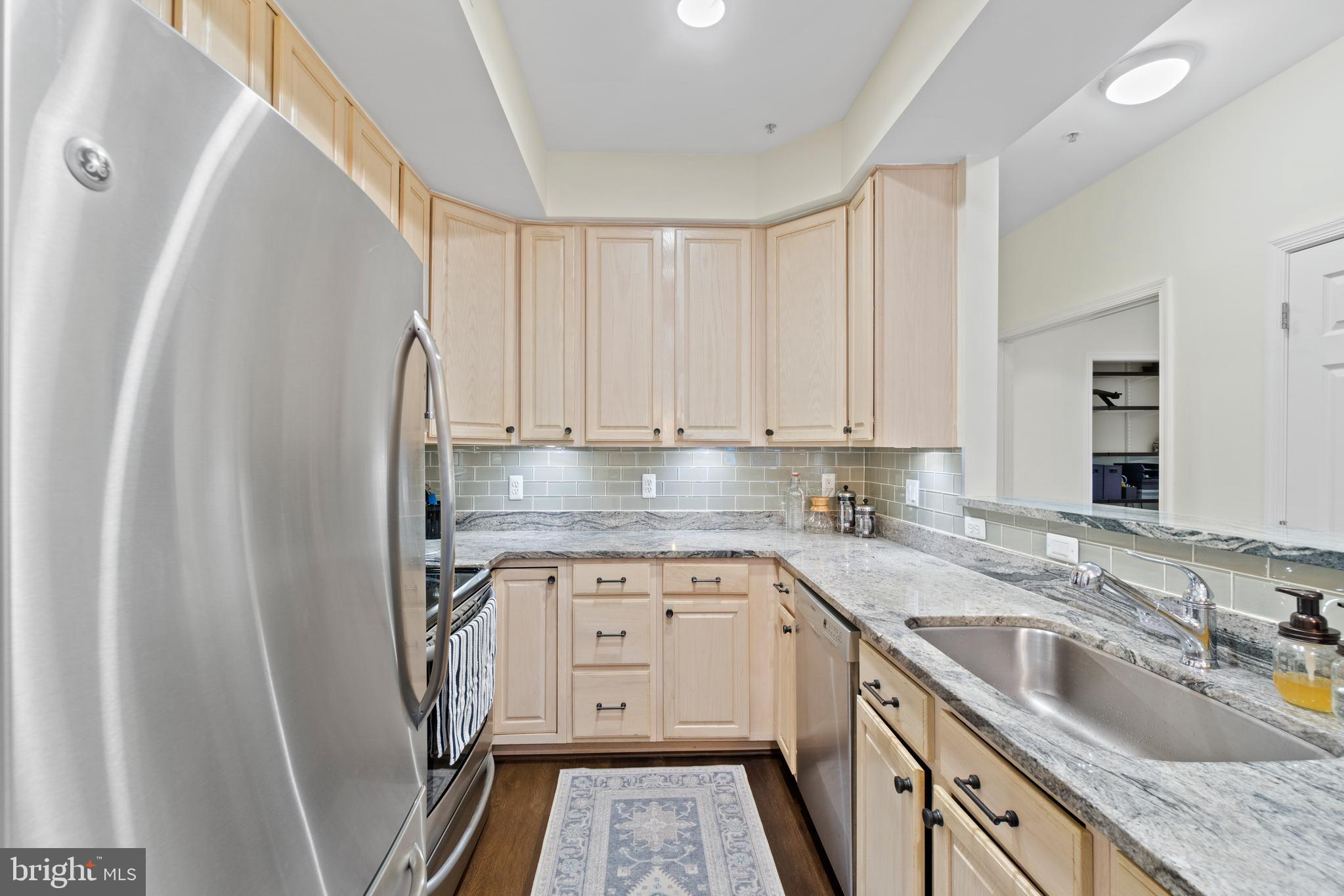 1301 Garden Wall Court, Unit 901 Reston, VA 20194 - Photo 8 of 30 Gorgeous Kitchen