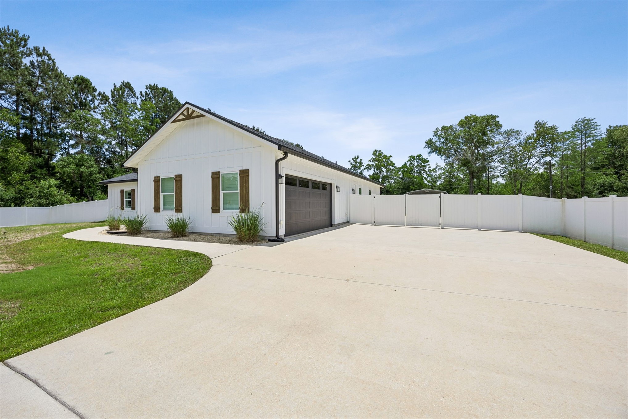54310 Church Road Callahan, FL 32011 - Photo 21 of 68 DRIVEWAY, SIDE ENTRY GARAGE