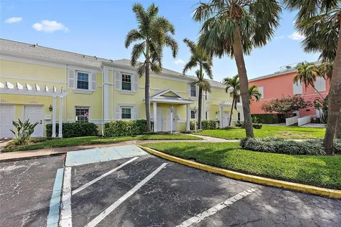 $599,000 | 4966 Coquina Key Drive Southeast, St. Petersburg, FL 33705