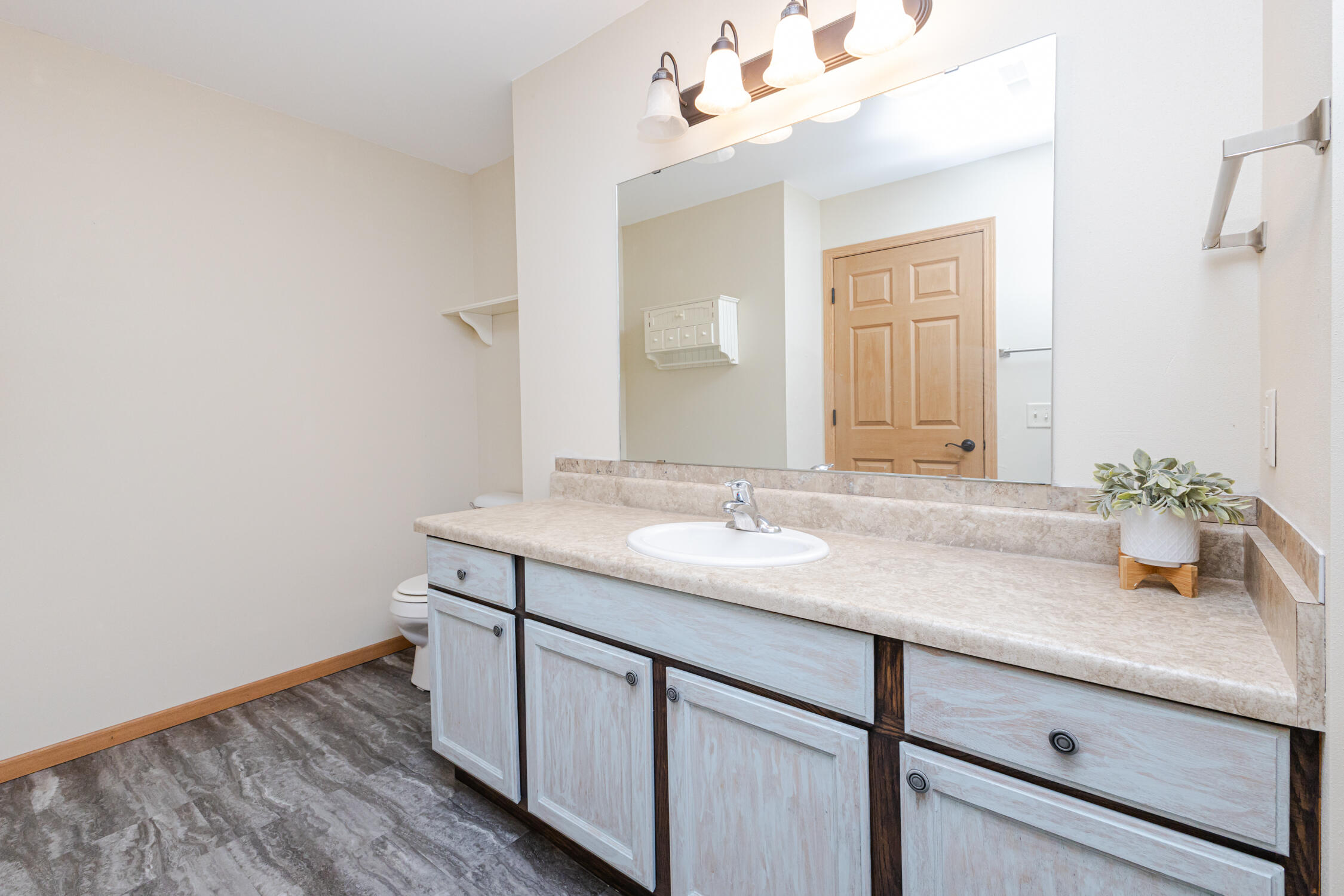 984 Spring Court Newburg, WI 53095 - Photo 15 of 21 Second bath