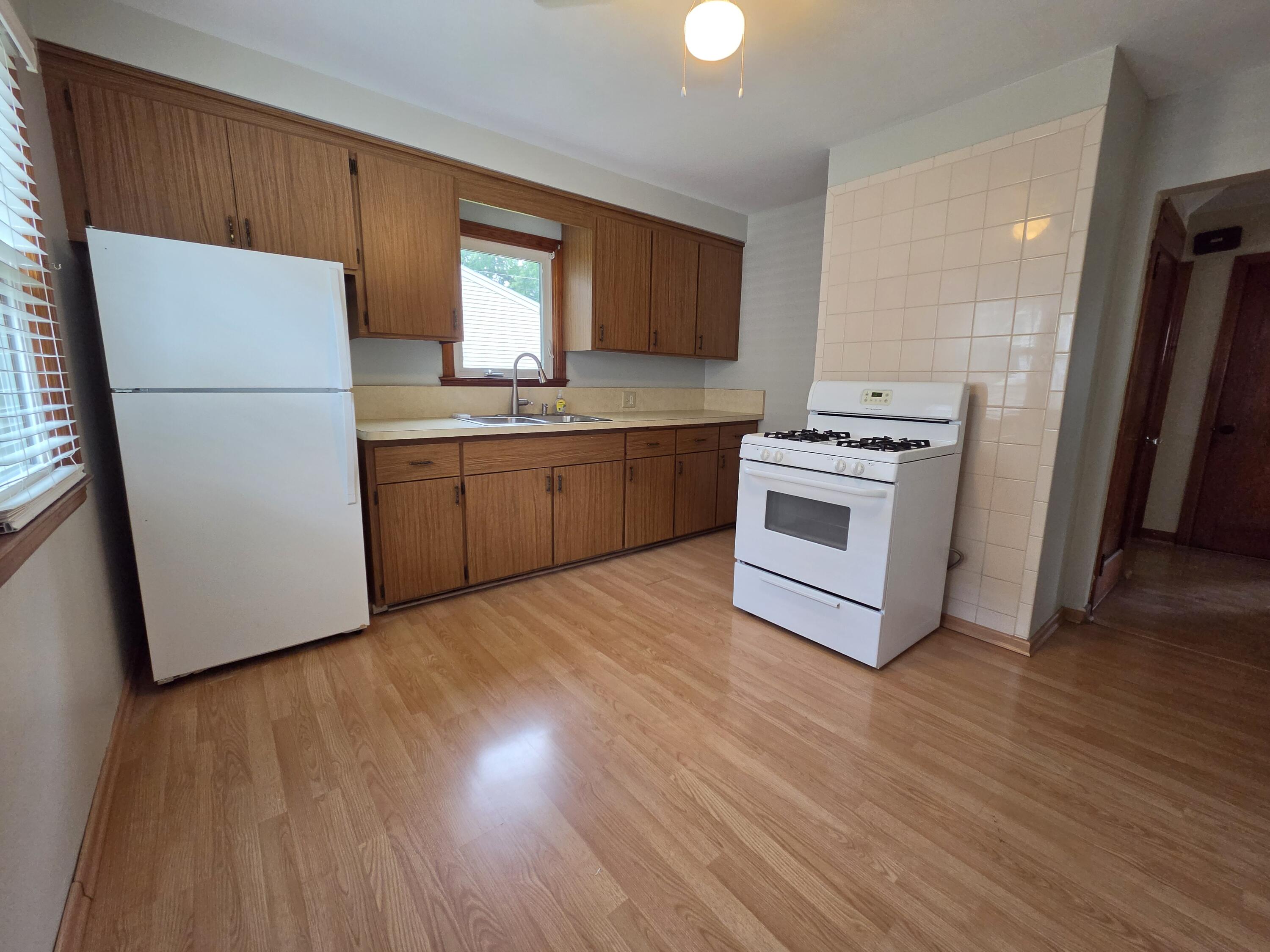 3265 South Burrell Street Milwaukee, WI 53207 - Photo 10 of 39 Kitchen