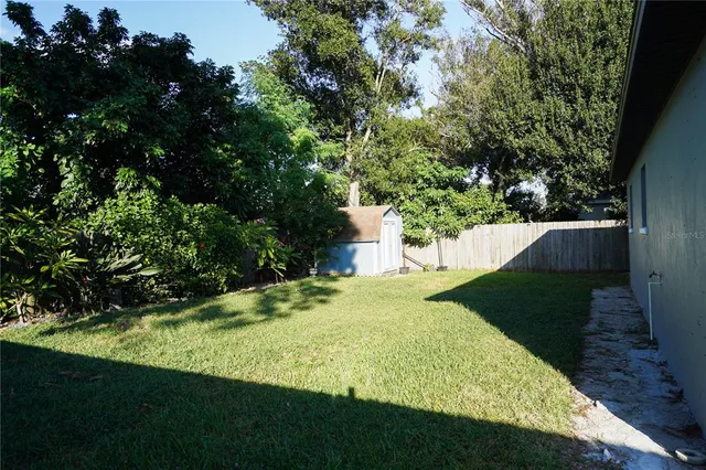 a view of a back yard