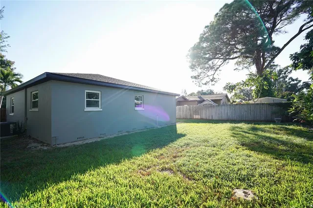 a view of a backyard