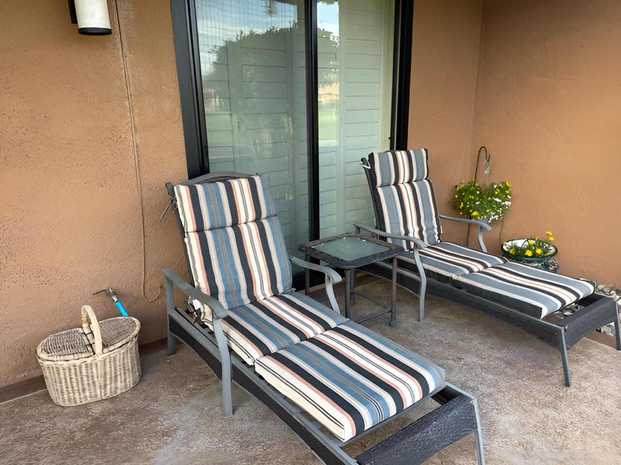 11 Palma Drive Rancho Mirage, CA 92270 - Photo 19 of 44 a view of lounge chair with wooden floor
