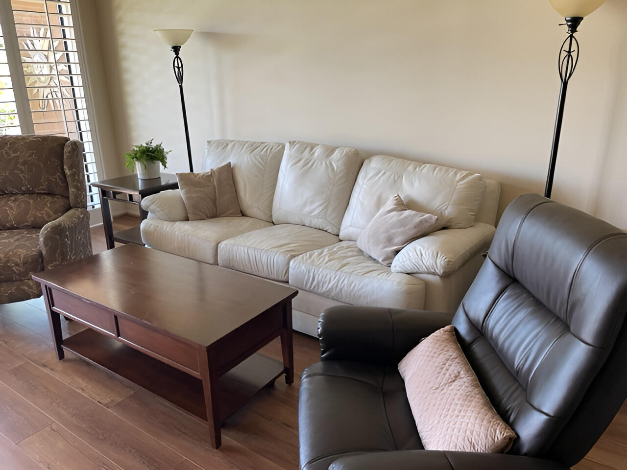 11 Palma Drive Rancho Mirage, CA 92270 - Photo 5 of 44 a living room with furniture