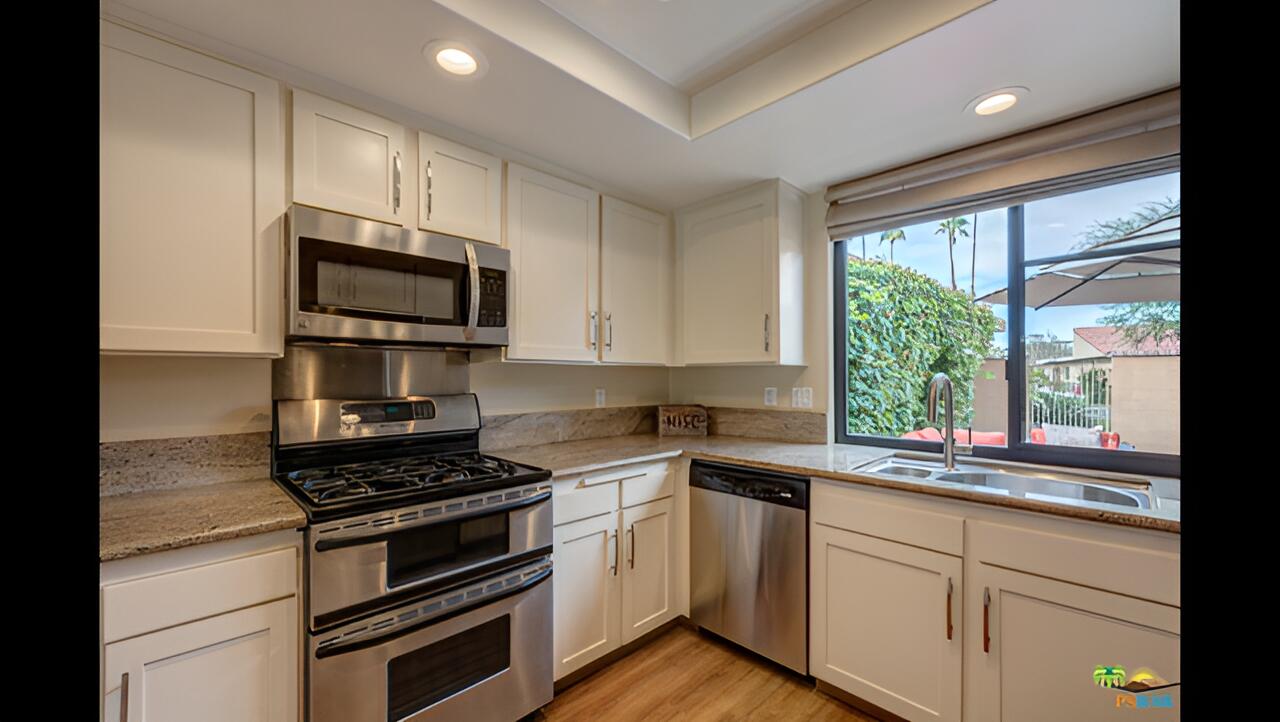 11 Palma Drive Rancho Mirage, CA 92270 - Photo 7 of 44 11PalmaDriveKitchen
