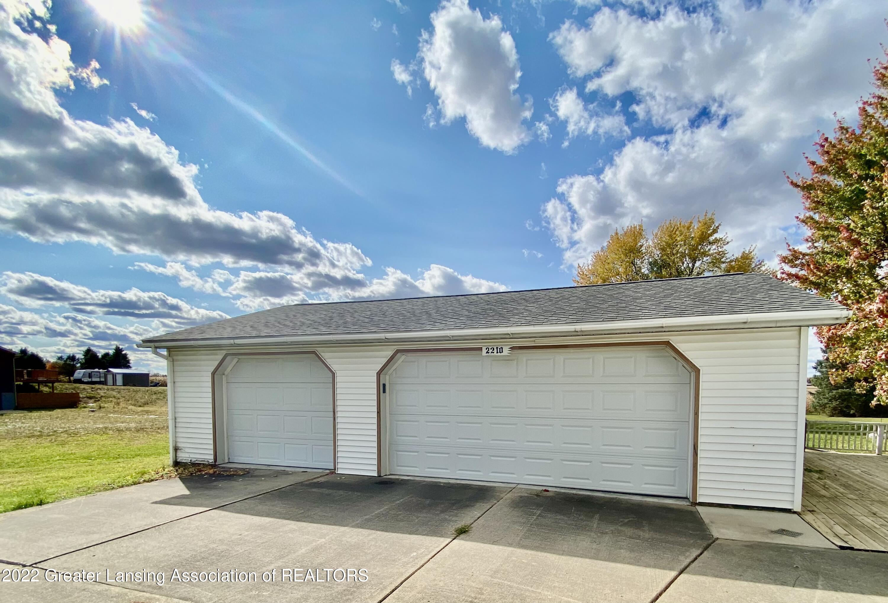 2210 South Cochran Road, Unit R4 Charlotte, MI 48813 - Photo 1 of 25 24x36 pole barn:3 car garage