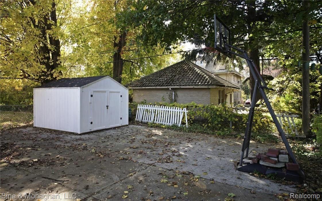 1007 Bedford Road Grosse Pointe, MI 48230 - Photo 23 of 25 24-photo-web-1680x1050-452490.jpg