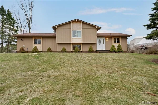 $399,000 | 1365 Thistleridge Drive, Holly, MI 48442