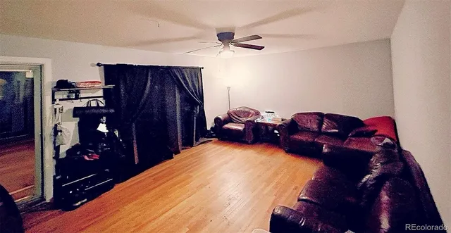 a bed room with a bed and a closet