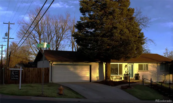 a view of a house with backyard and porch