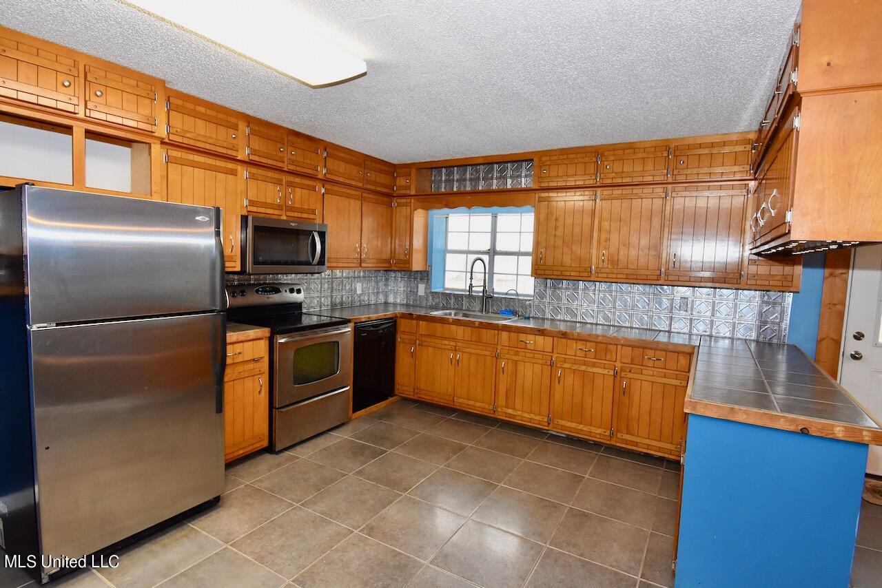 568 Magnolia Road, Unit B Lumberton, MS 39455 - Photo 8 of 21 DSC_1098