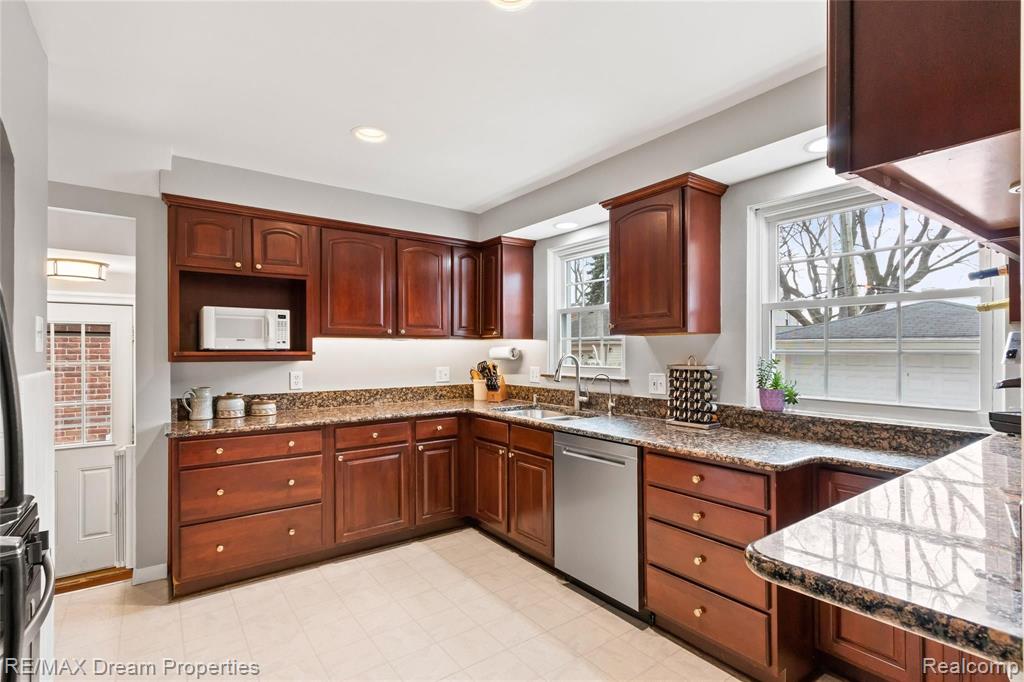 469 Moran Road Grosse Pointe, MI 48236 - Photo 10 of 28