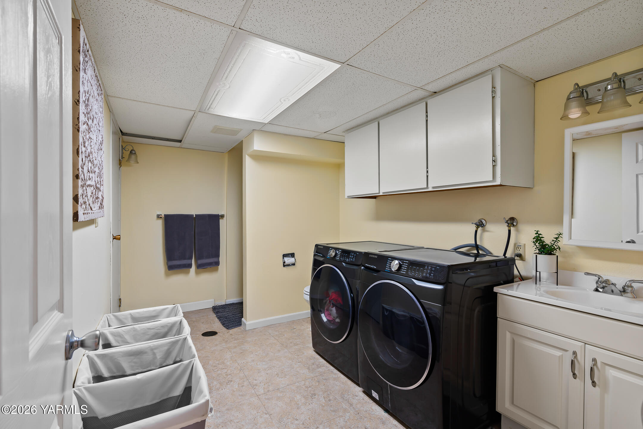 8104 Viewcrest Way Yakima, WA 98908 - Photo 28 of 35 Laundry