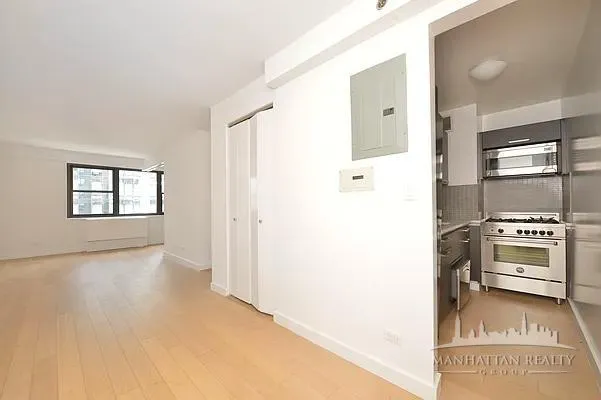 $4,350 | 222 East 39th Street, Unit 23E | Murray Hill