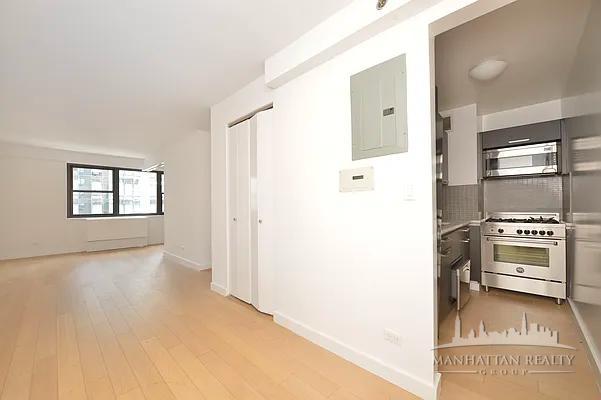 222 East 39th Street, Unit 23E Manhattan, NY 10016 - Photo 5 of 17 Photo 5