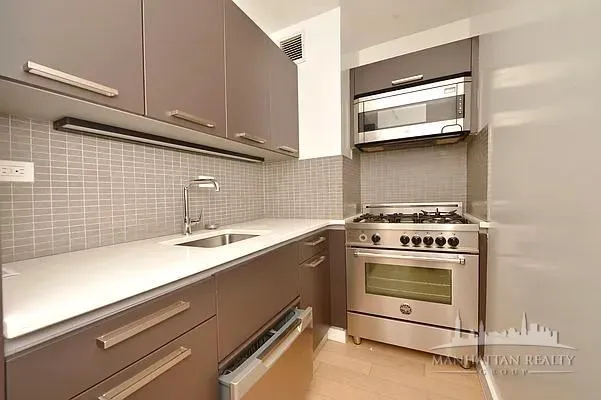 $4,350 | 222 East 39th Street, Unit 23E | Murray Hill