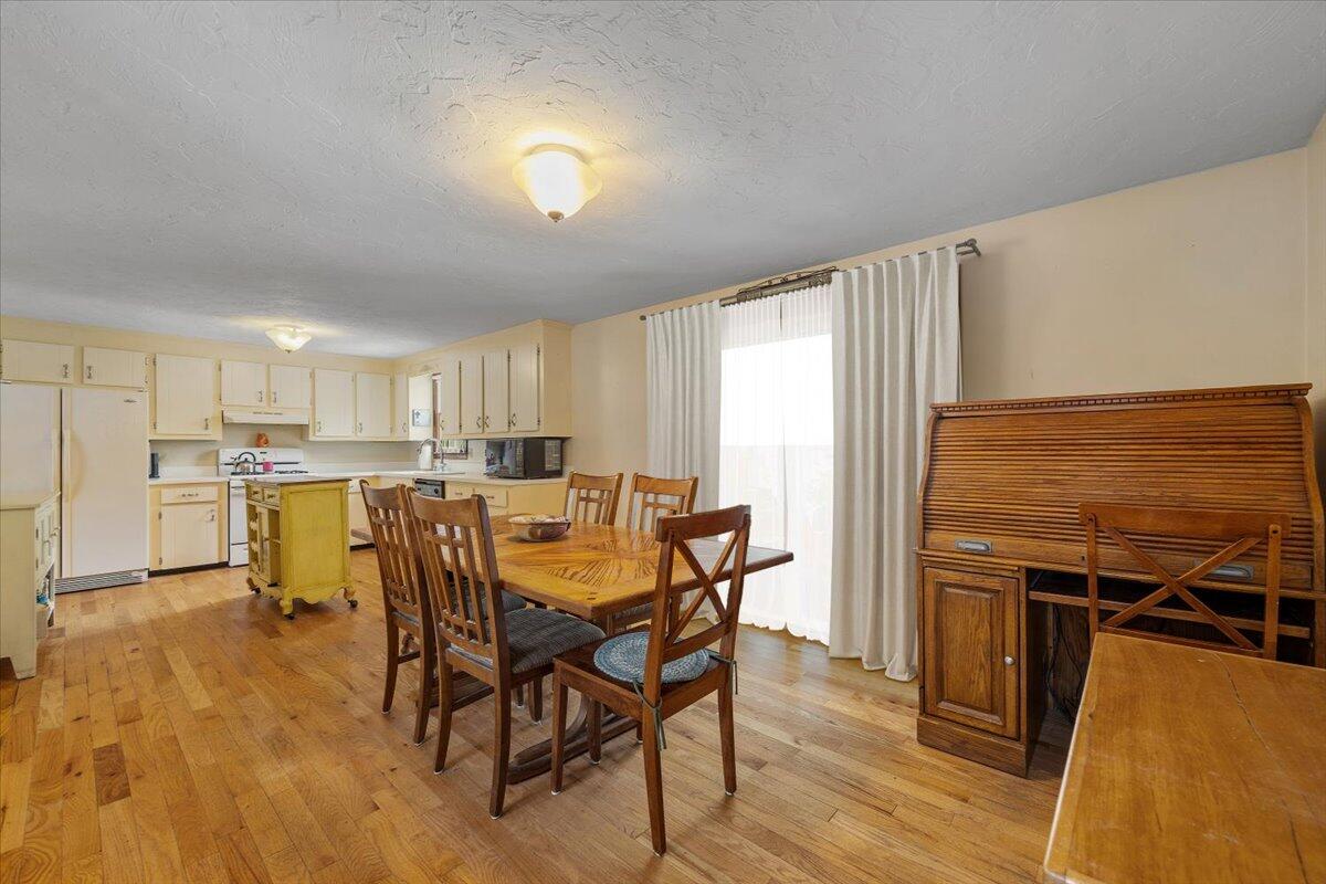 146 Clay Pond Road Buzzards Bay, MA 02532 - Photo 4 of 23 01-0003