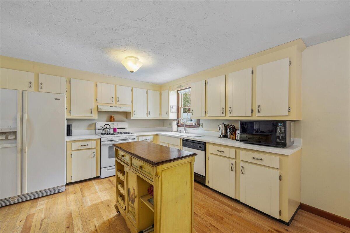 146 Clay Pond Road Buzzards Bay, MA 02532 - Photo 7 of 23 04-0015