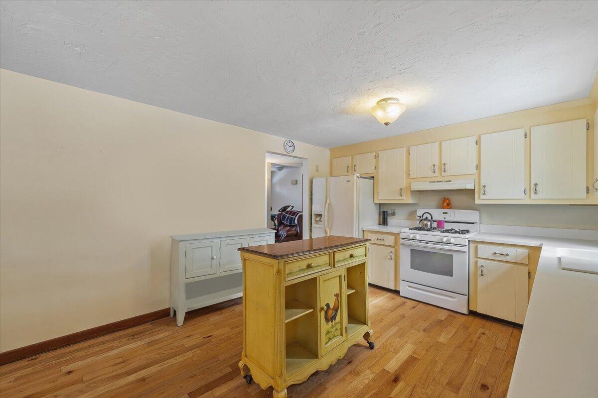 146 Clay Pond Road Buzzards Bay, MA 02532 - Photo 8 of 23 05-0018