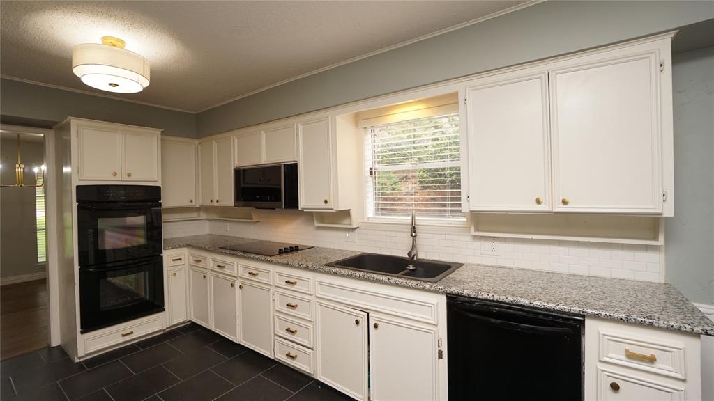 606 Queens Road Denison, TX 75020 - Photo 7 of 37