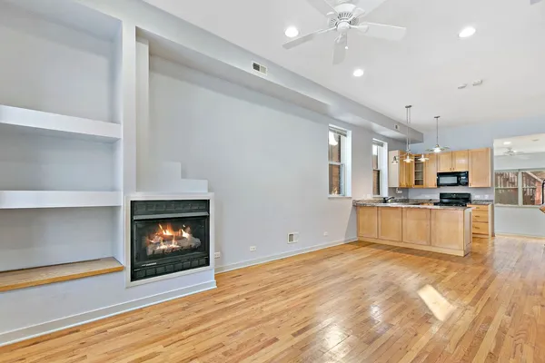 $4,850 | 2151 West Race Avenue, Chicago, IL 60612