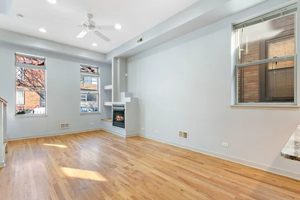 $4,850 | 2151 West Race Avenue, Chicago, IL 60612