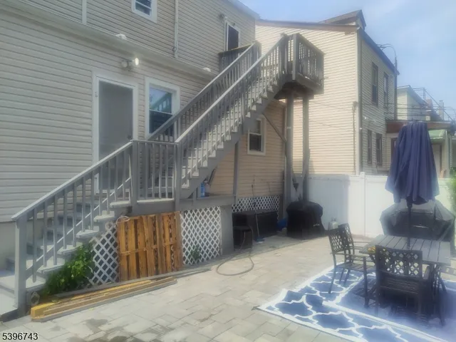 a view of entryway with a rug