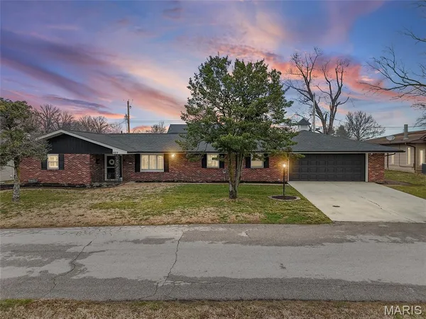 $345,000 | 809 North Meadow Lane, Herculaneum, MO 63048