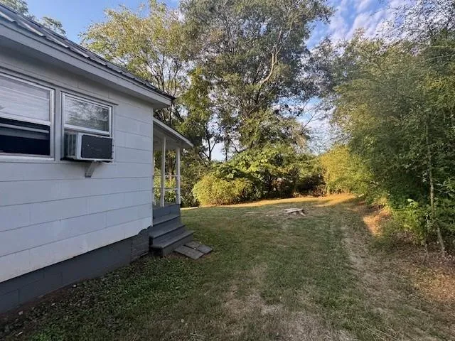 a view of a backyard