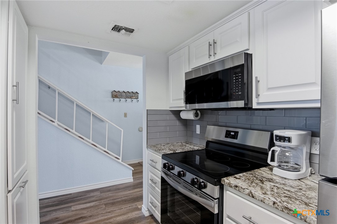 2292 North Fulton Beach Road, Unit 505 Rockport, TX 78382 - Photo 13 of 46 a kitchen with a stove and a microwave