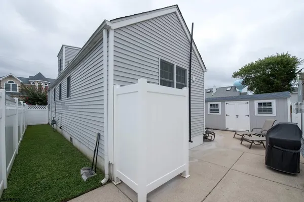 a view of a house with backyard