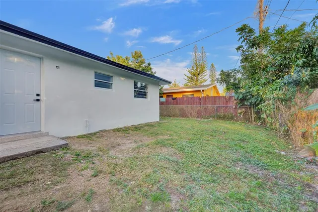 a view of a backyard