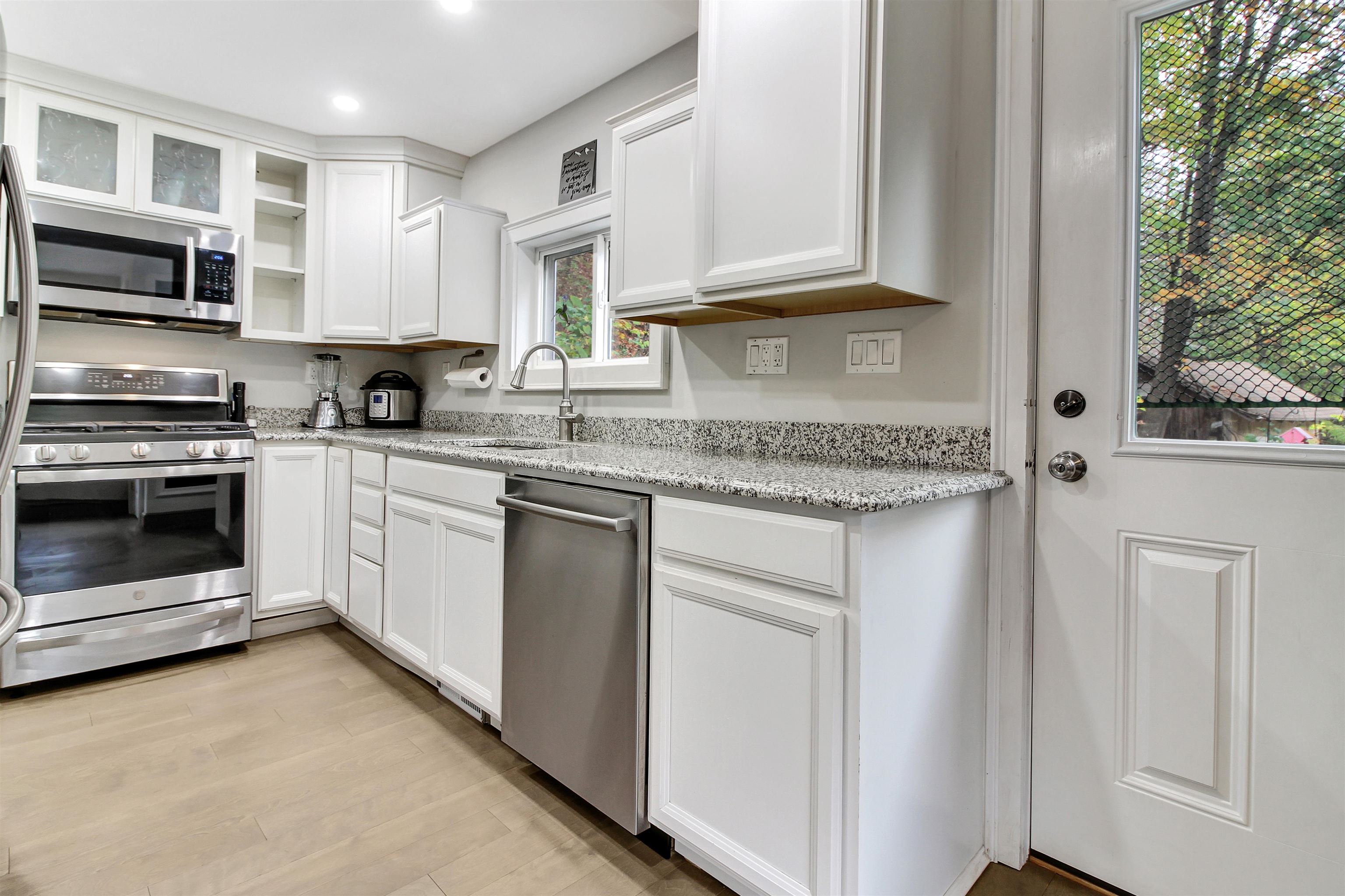 34 Pleasant Street Proctor, VT 05765 - Photo 17 of 46