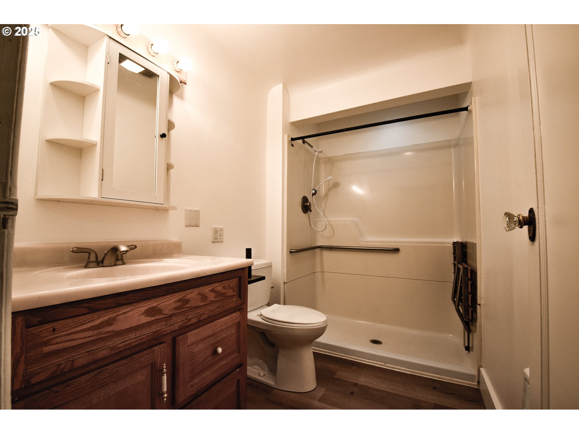 1390 George Street Woodburn, OR 97071 - Photo 19 of 22 Bathroom