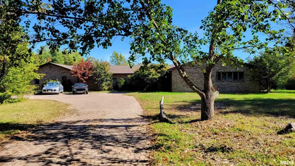 $689,900 | 3898 Country Club Road, Carbondale, IL 62901