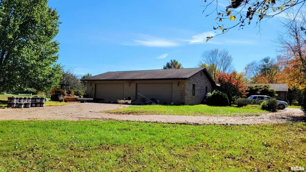 $689,900 | 3898 Country Club Road, Carbondale, IL 62901