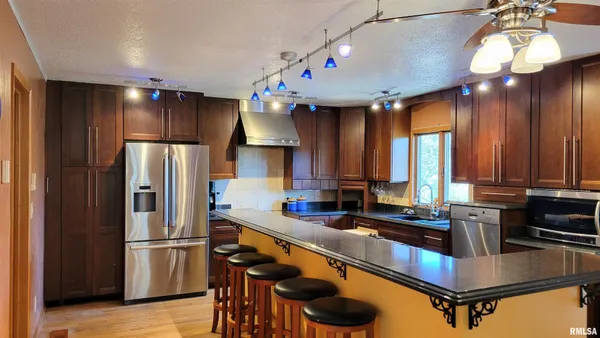 $689,900 | 3898 Country Club Road, Carbondale, IL 62901