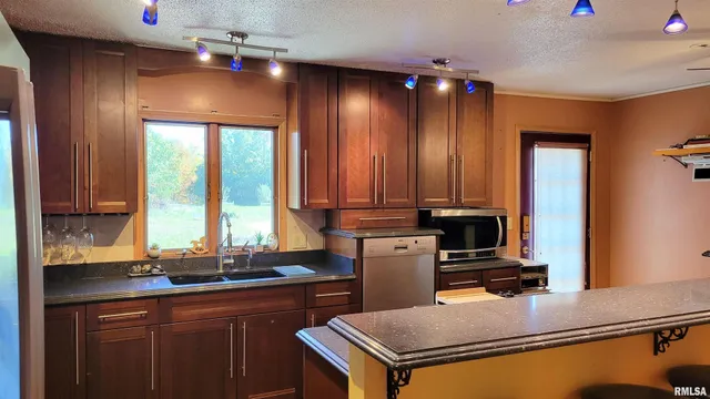 $689,900 | 3898 Country Club Road, Carbondale, IL 62901