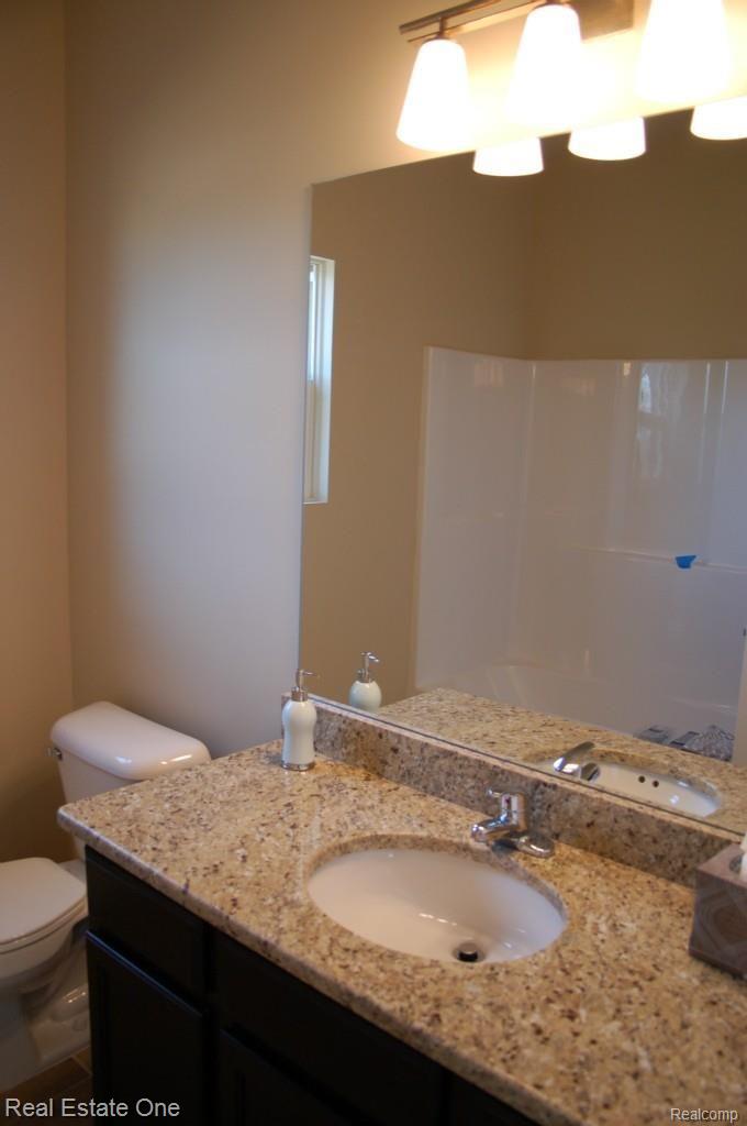 3370 Hazelton Avenue Rochester, MI 48307 - Photo 10 of 12 FIRST FLR BATH.jpg