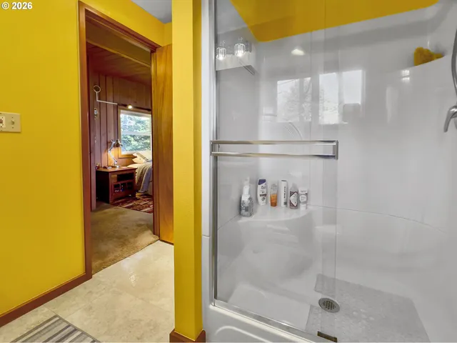 a en suite bathroom with a shower