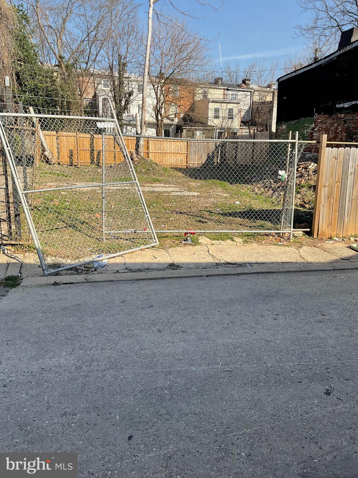 39 South Stockton Street Baltimore, MD 21223 - Photo 2 of 2 a view of a backyard