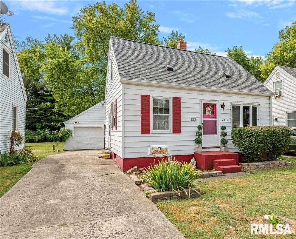 2240 East Keys Avenue Springfield, IL 62702 - Photo 1 of 20