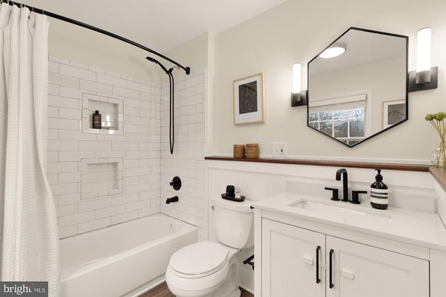 a view of a livingroom with furniture and entryway