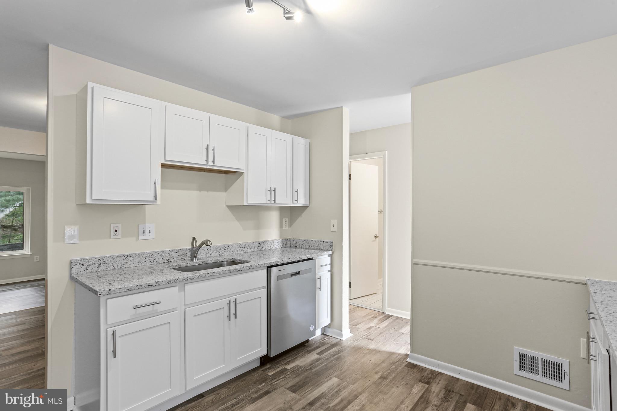 5623 Vantage Point Road Columbia, MD 21044 - Photo 5 of 34 Updated kitchen