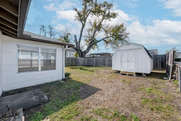 a view of a house with a backyard