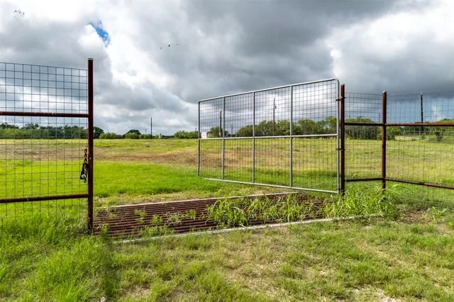 $299,000 | 5485 County Road 249, Luling, TX 78648