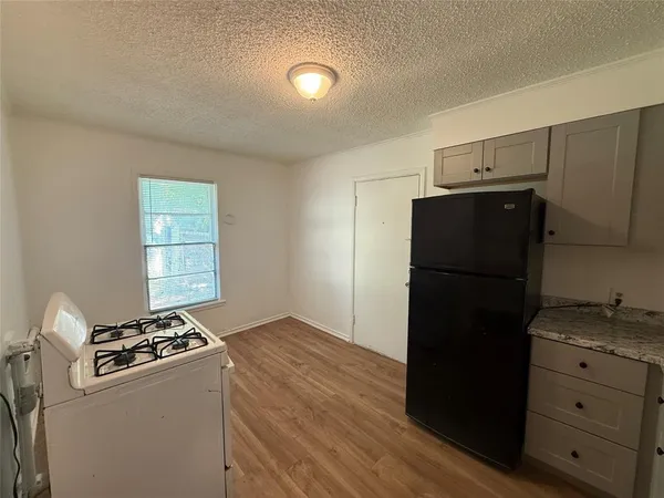 $1,300 | 4914 Donnelly Avenue, Fort Worth, TX 76107