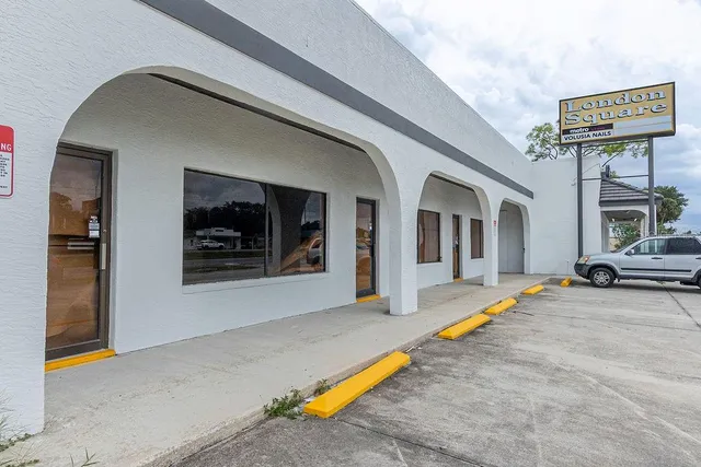 a view of a house with entryway and a yard