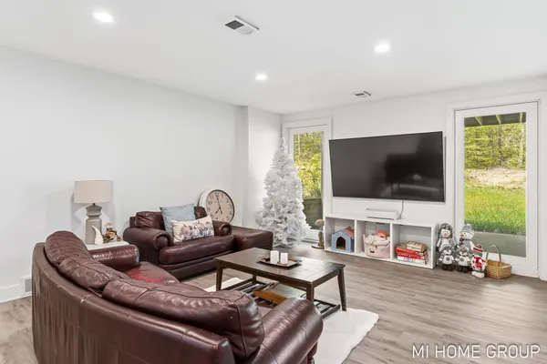 $999,900 | 6467 118th Avenue, Fennville, MI 49408